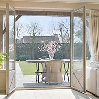 Spectacular Holiday-villa With Lounge-area and bar