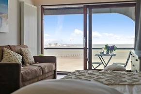 Beautiful Studio With Stunning Seaview and Terrace