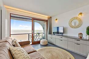 Beautiful Studio With Stunning Seaview and Terrace