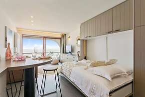 Beautiful Studio With Stunning Seaview and Terrace