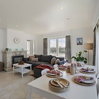 Charming Apartment Near the Beach