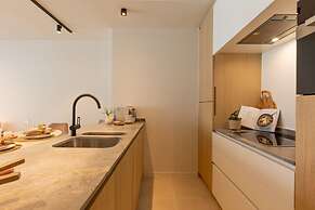 Stunning Apartment on top Location With Parking