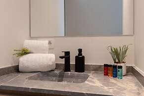 Stunning Apartment on top Location With Parking
