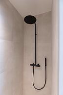 Stunning Apartment on top Location With Parking