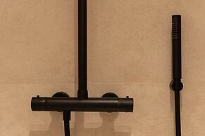 Stunning Apartment on top Location With Parking