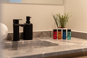 Stunning Apartment on top Location With Parking