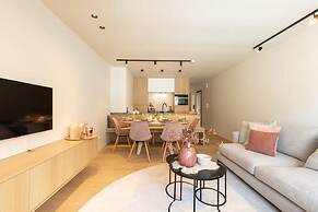 Stunning Apartment on top Location With Parking