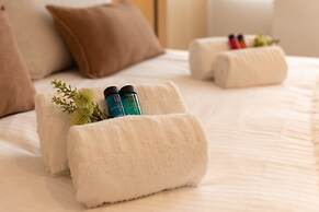 Stunning Apartment on top Location With Parking