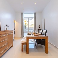 Stylish Duplex Apartment in a Renovated Town House