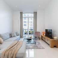 Stylish Duplex Apartment in a Renovated Town House