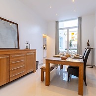 Stylish Duplex Apartment in a Renovated Town House