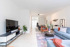 New Holiday Home With Parking Near the Beach