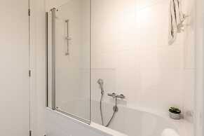 New Holiday Home With Parking Near the Beach