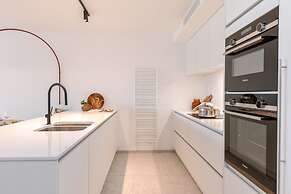 Renovated Apartment With sea View and Parking