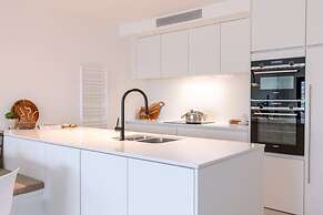 Renovated Apartment With sea View and Parking