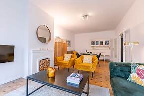 Comfy 1-bedroom Apartment With Side Seaview