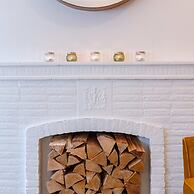 Comfy 1-bedroom Apartment With Side Seaview