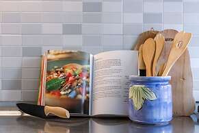 Comfy 1-bedroom Apartment With Side Seaview