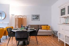 Comfy 1-bedroom Apartment With Side Seaview