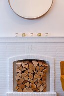 Comfy 1-bedroom Apartment With Side Seaview