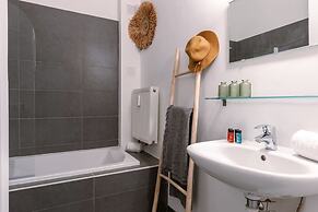 Comfy 1-bedroom Apartment With Side Seaview