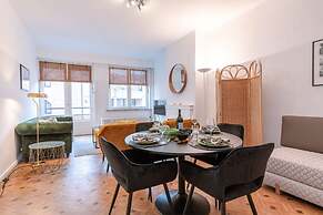 Comfy 1-bedroom Apartment With Side Seaview