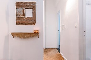 Comfy 1-bedroom Apartment With Side Seaview