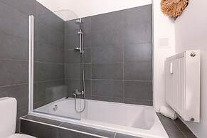 Comfy 1-bedroom Apartment With Side Seaview