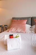 Beautiful and Spacious Studio With Side Seaview