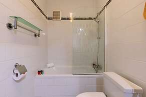 Beautiful and Spacious Studio With Side Seaview