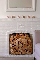 Beautiful and Spacious Studio With Side Seaview