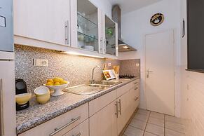 Beautiful and Spacious Studio With Side Seaview