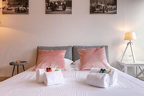 Beautiful and Spacious Studio With Side Seaview