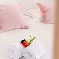 Beautiful and Spacious Studio With Side Seaview