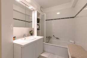 Cosy Flat With Lateral sea View