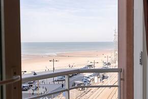 Cosy Flat With Lateral sea View