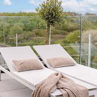 Luxurious Penthouse With Beautiful Seaview