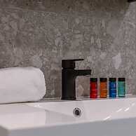 Lovely Apartment With Lateral sea View and Parking