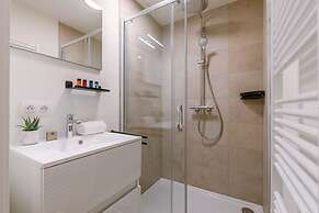 Beautiful Apartment With Parking Close to the sea