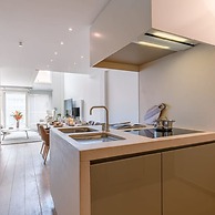 Lovely and Spacious Apartment on top Location