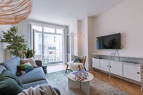 Warm Cozy Lateral Seaview Apartment