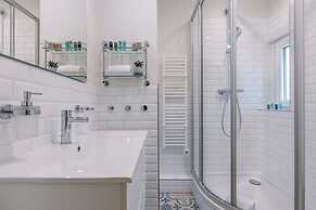 Warm Cozy Lateral Seaview Apartment