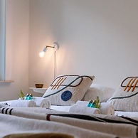 Warm Cozy Lateral Seaview Apartment