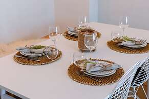 Warm Cozy Lateral Seaview Apartment