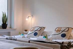 Warm Cozy Lateral Seaview Apartment