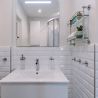 Warm Cozy Lateral Seaview Apartment