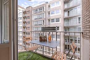 Warm Cozy Lateral Seaview Apartment