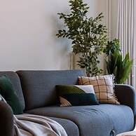 Warm Cozy Lateral Seaview Apartment