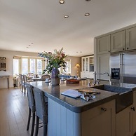 Beautiful and Authentic Apartment Nearby the Beach