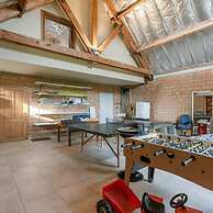 Rustic Family Holiday Home for up to 8 People Located in the Green of 